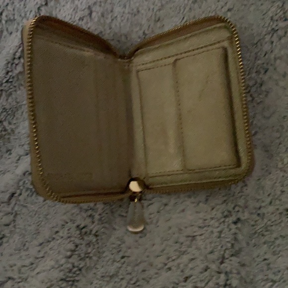 Small Michael Kors gold wallet - Picture 2 of 4